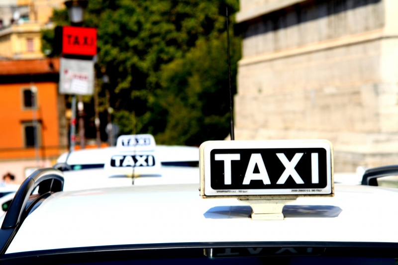 taxis-GRASSE-min_taxi_auto_rome_road_white-1051610